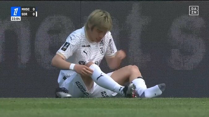 嘘だろ？伊東純也、超絶トラップの直後に転倒→足首を負傷して交代に「純也がこんな痛がるなんて」「マジで勘弁して」 2枚目