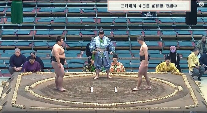 「行司が一番強そう」力士に“負けず劣らず”…前相撲で捉えた22歳行司のただならぬ体格に熱視線 2枚目