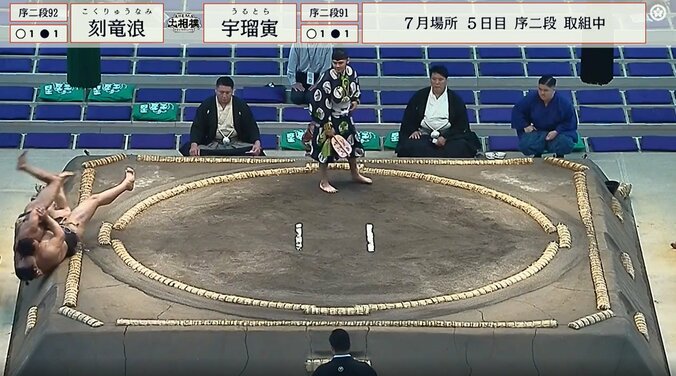 見事な掛け投げで宇瑠寅の勝ち