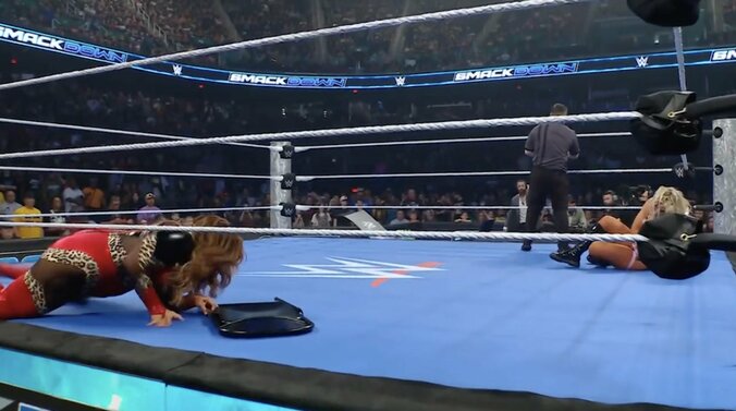 パイプ椅子を持ち出すナイアだが…