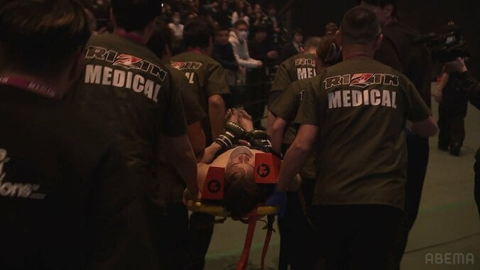 ダメージ大きく担架で搬送