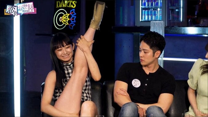 9頭身レースクイーンが美脚全開の際どすぎるセクシーポーズ！ 合コンの男性陣が騒然「せっかくなんで…ね！」 2枚目