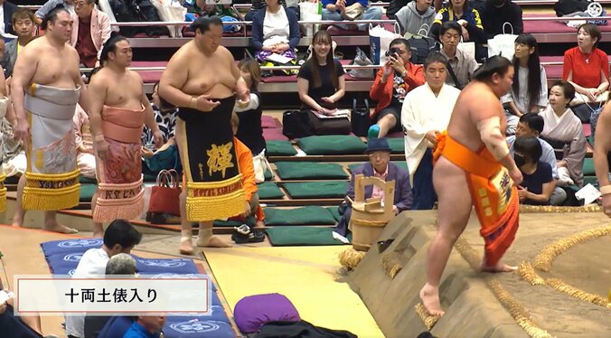 力士の隙間から着物姿の美人女優が“チラリ、チラリ” 十両土俵入りで“ただならぬ”存在感と気品 3枚目