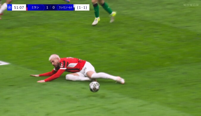 大炎上！「アホすぎる」ミランDFテオが“愚かすぎるダイブ“で退場…「二度とミランのシャツを着るな」「恥を知れ」CL敗退の戦犯に 5枚目