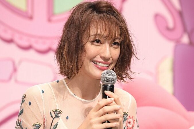 木下優樹菜、2人の愛娘とお揃いヘアで親子ショット公開　“美背中”にも注目集まる 1枚目