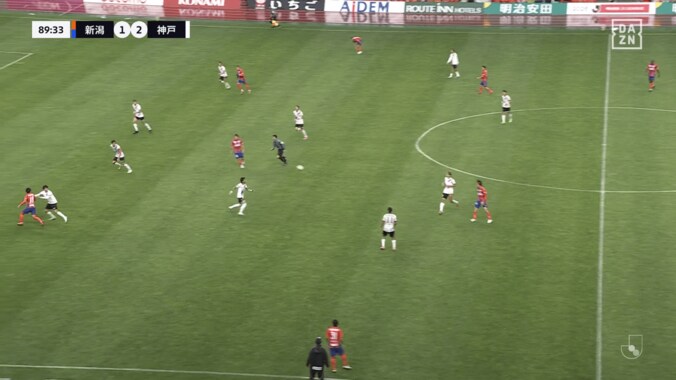 Ｊリーグにモドリッチ出現！？新潟MFの“神業アウトサイドパス”が「異次元」「天才」スーパーアシストの瞬間「なんちゅうパスやねん」 3枚目