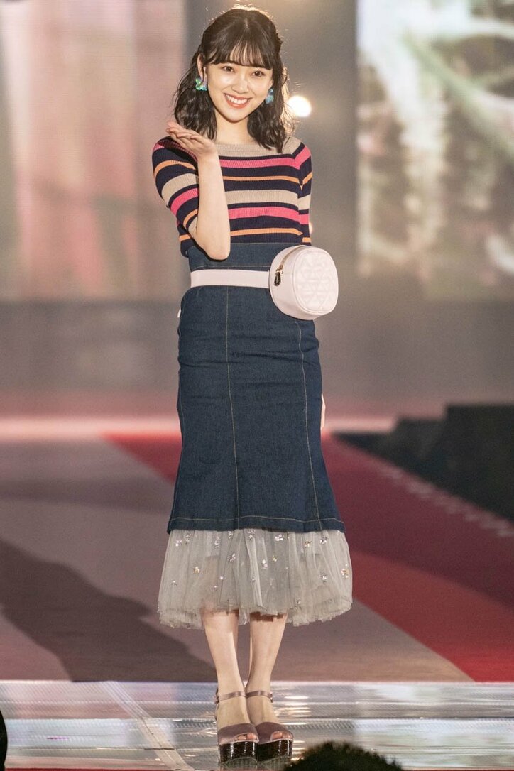 齋藤飛鳥が麦わら帽子を投げ込む! 乃木坂46「ガルアワ」ランウェイに大声援