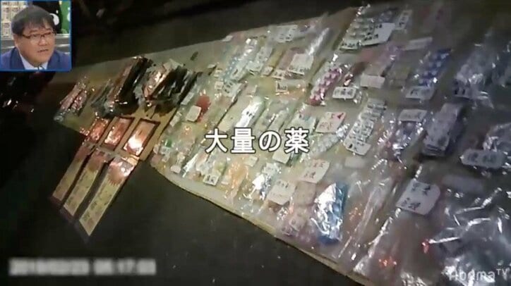 道路の真ん中で髪を切り出す男性、薬を売る早朝の闇市 西成・あいりん地区に潜入レポ