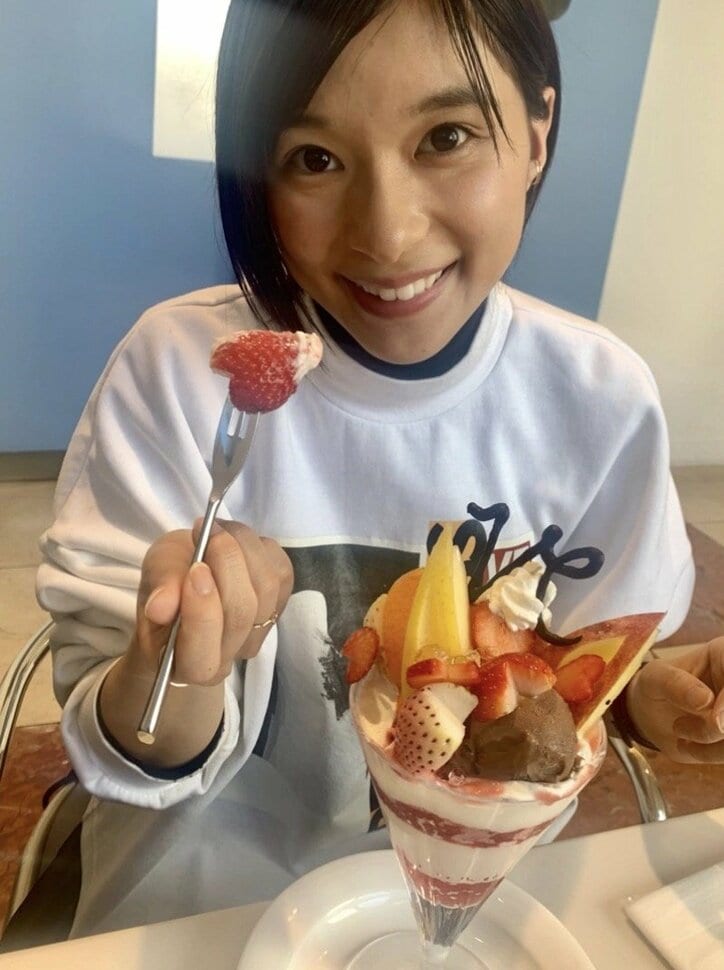 芳根京子、“待ちに待った”パフェを食べる表情に「めちゃくちゃ可愛い」「輝いてます」の声