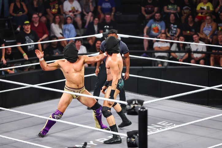 【映像】最後はレフェリーも巻き添え…前代未聞の“目隠しマッチ”