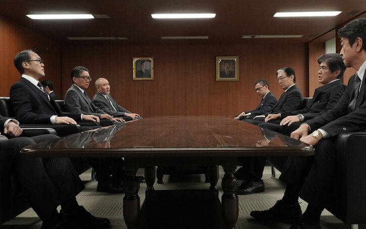 大泉洋が命名！渋すぎ“オーラ怪獣”佐藤浩市らの『騙し絵の牙』新・場面写真解禁