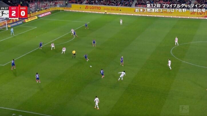 【写真・画像】スタジアム騒然！ 堂安律が“高精度ロケットパス”「エグい」「あの距離をズバピタ」約50メートルを正確無比な“爆速キック”「スピードも距離も全て完璧」　1枚目