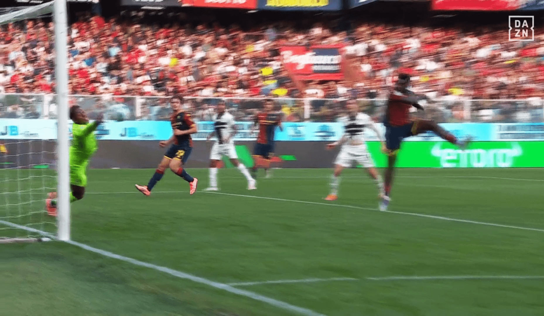 鋭く反応する鈴木彩艶