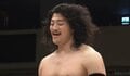プロレスで手をガブリ！ 猟奇的な行為に騒然 “噛みつき”タッチ連携まで飛び出す異常事態に驚きの声