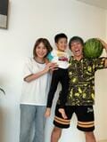  はあちゅう氏、毎年恒例の家族写真を公開「パパは、そろそろ片腕で息子持つのつらそうだった」 