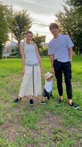  滝川ロラン、リンクコーデをした家族ショットを公開「お揃いの靴を履いて」 