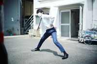 山田裕貴、撮影前の太陽を浴びたストレッチ姿が「眩しいです」「スタイル良すぎ」と話題