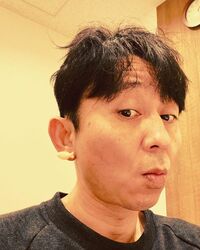 「流行りの最先端いってますね」有吉弘行、おっとっとをピアスに見立てたセルフショットに反響