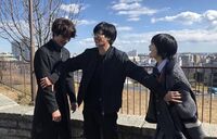 志尊淳、岡田将生＆平手友梨奈との3ショット公開 「3兄妹可愛すぎ」「じゃれあい可愛い」の声