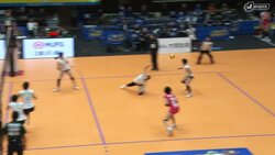 女子バレー、レシーバーが緊急回避の“破壊力抜群”スパイク 咄嗟のリアクションが物語る威力の凄さ