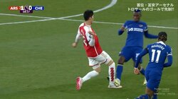 「カードやろ！」「いや普通にレッド」冨安健洋が超危険タックル＆足を踏みつけられた決定的瞬間　足首グニャリの極悪プレーにもお咎めなしで「トミー大丈夫か？」