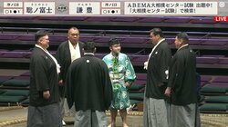 16歳の行司、物言い協議で親方衆と“度胸満点”のニコニコトーク「この子面白いw」「いいキャラしてる」ファンほっこり