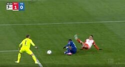 サポーターがブチギレ！「これはPKだろ！」「ファウルなし…だと？」 物議を醸す“殺人タックル”が炸裂した瞬間　バイエルンの鬼将も審判を激詰めして猛抗議