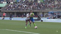 「神ディフェンスだ」「素晴らしすぎる」絶妙“間合い”で突破を阻止した好守備を元日本代表も絶賛、一方「肘入っとるやないか」「ファウルじゃないの？」ファンは意見分かれる