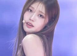 奇跡の8頭身！長すぎる脚で大胆開脚も！izna、デビュー2年目とは思えない成熟したステージでファンを魅了