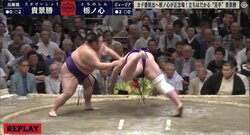 カド番大関の栃ノ心に土！　貴景勝の引き落としに思わずダイブ