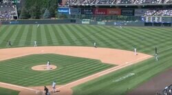 一体、何が起きた…？ 大谷翔平、特大アーチの先に“まさかの光景”「なんでだよw」「面白すぎる」 球場が騒然となった“衝撃シーン”が話題に