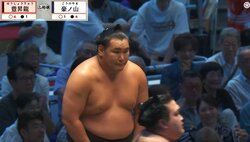 「懸賞金が少年ジャンプ」結びの一番直後に驚きの光景 今場所を象徴する一コマに「ジャンプより厚い」ファン興奮