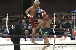 「真空飛びヒザ蹴りだ」戦慄の“一撃” 衝撃KO「これは頑丈でも無理なやつ」ファン驚き