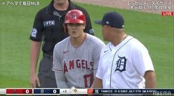 大谷翔平、イタズラ被害に満面の笑み 痛烈ヒットで出塁もカブレラに再び…ファン「ほっこりカブレラ」「カブレラ相変わらず」