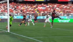 衝撃！鈴木彩艶が“神業セーブ”「ほんとに人間か？」「猫みたいな反射神経」至近距離弾を右手１本で弾いた瞬間「今季最優秀やろ」