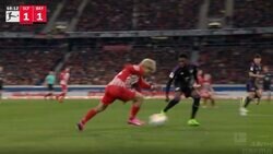 堂安律が“爆速スピード勝負”で吹っ飛ばされた瞬間　最高時速37キロの“世界最速レベルの男”にドリブル突破を仕掛けたド迫力バトル