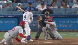 球場騒然！ “報復死球”か…！？ あわや一触即発の事態に…  解説者「狙ってるかもしれない」ド軍野手がぶつけられた？“疑惑の1球”