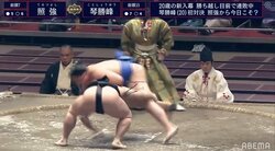 土俵すれすれ“低空タックル”小さな照強、巨漢・琴勝峰を技で転がし館内魅了