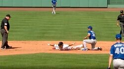 吉田正尚、決死のスライディングから両手を広げてセーフアピール！　グリーンモンスターを直撃する今季25回目のツーベースヒット