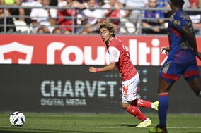 「もうCFのヘッドじゃん」2トップで先発の 伊東純也が｢意外なフランス初ゴール｣！ 「身体能力高い」と賞賛された豪快ヘディング弾！