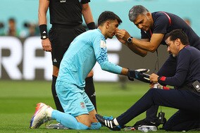 【W杯】イランGKが「ノックアウト」　味方と衝突で負傷交代に海外メディアも驚き「残忍な打撃を受ける」