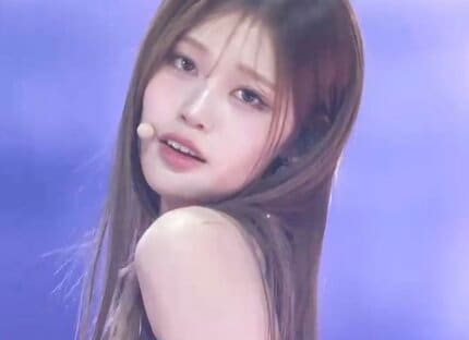 奇跡の8頭身！長すぎる脚で大胆開脚も！izna、デビュー2年目とは思えない成熟したステージでファンを魅了