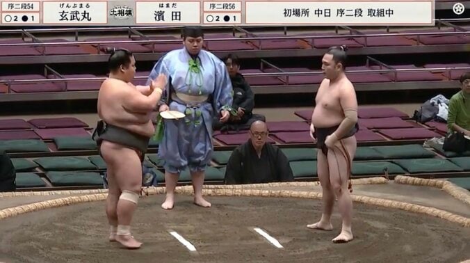 奥が「体デカくね？」と指摘が入った序二段行司・式守昂明