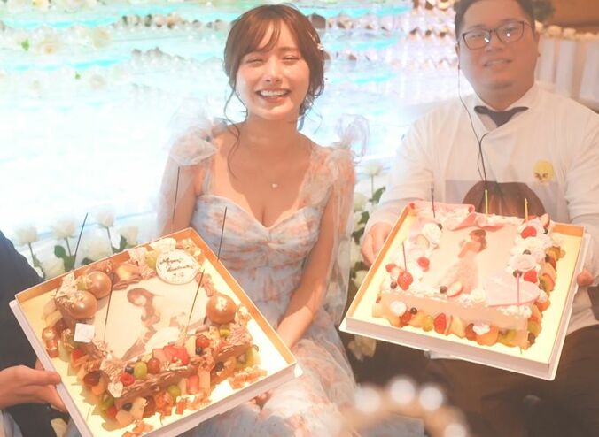 【写真・画像】“指名できない幻の人気キャバ嬢”、28歳の誕生日パーティーがスゴすぎる！豪華なドレスで特大ケーキに笑顔　2枚目