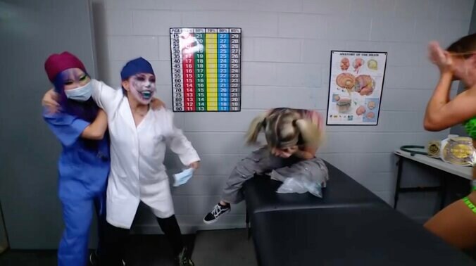 助手役のカイリ・セイン（写真左）もしてやったり