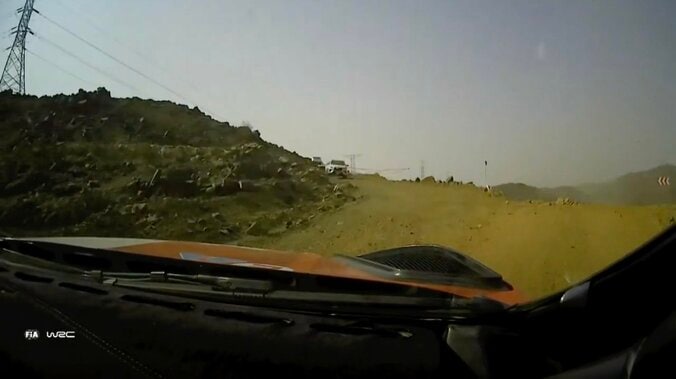 世界ラリー「同じ場所、同じ瞬間に」2車連続“迷子になる”まさかの珍プレー「これはわかりづらい」ファンも同情 5枚目