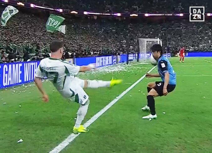 「笑ってんじゃねえよ！」日本人ファン激昂…川崎DFの喉にボール直撃→アル・アハリDFが“不敵なニヤニヤ”「腹立つわ」「へへみたいな顔が…」【ACLE決勝】 5枚目