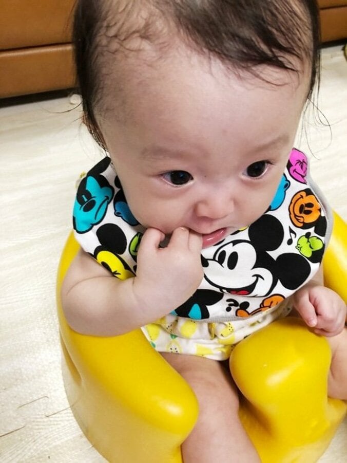 キンタロー。食事中の娘が真剣に観ていたもの「真剣なちびキンキンの眼差し」 1枚目