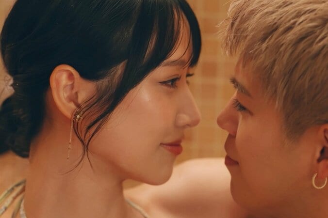 【写真・画像】お風呂で密着し理性狂わせるキス…9頭身レースクイーン、上目遣いで「ドキドキしてる」「好き」　1枚目