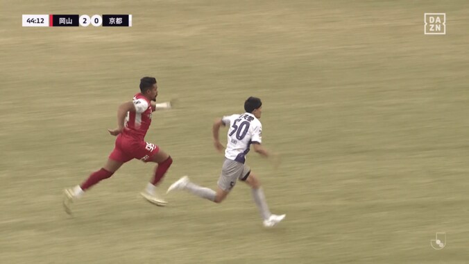 SNS騒然！ 話題の超巨漢FWルカオ、“ゴリゴリ突破”が衝撃映像級「はぇぇw」「高速重戦車だ」「生物的に強い」50m爆走→敵を吹っ飛ばした一部始終 2枚目